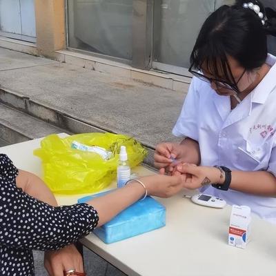 雪峰寺社區(qū)聯(lián)合雪峰醫(yī)院開(kāi)展進(jìn)社區(qū)義診活動(dòng)，提供健康咨詢服務(wù)